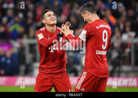 Munich, Allemagne. 09Th Feb 2019. James RODRIGUEZ (Bayern Munich) avec Robert LEWANDOWSKI (Bayern Munich, re), l'action. Le football 1. Bundesliga, 21.journée, journée21, FC Bayern Munich M) - FC Schalke 04 (GE) 3-1, le 09.02.2019 dans Muenchen ALLIANZARENA, DFL RÈGLEMENT INTERDIT TOUTE UTILISATION DE PHOTOGRAPHIE COMME DES SÉQUENCES D'IMAGES ET/OU QUASI VIDÉO. Utilisation dans le monde entier | Credit : dpa/Alamy Live News Banque D'Images