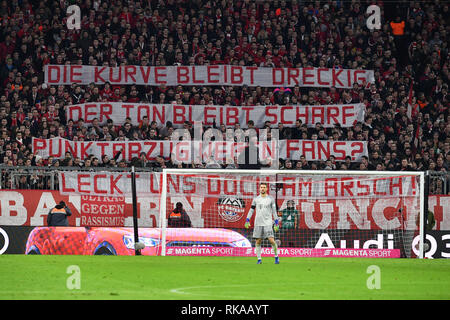 Munich, Allemagne. 09Th Feb 2019. Bannière, bannière de Bayern fans, fans de football -protester contre des fans de déduction de points. Le football 1. Bundesliga, 21.journée, journée21, FC Bayern Munich M) - FC Schalke 04 (GE) 3-1, le 09.02.2019 dans Muenchen ALLIANZARENA, DFL RÈGLEMENT INTERDIT TOUTE UTILISATION DE PHOTOGRAPHIE COMME DES SÉQUENCES D'IMAGES ET/OU QUASI VIDÉO. Utilisation dans le monde entier | Credit : dpa/Alamy Live News Banque D'Images