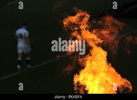 Londres, Royaume-Uni. 10 fév 2019. Londres, Royaume-Uni. 10 fév 2019.Owen Farrell (Angleterre, le capitaine) promenades sur le terrain passé les flammes.. England V France. Six nations rugby Guinness. Le stade de Twickenham. Londres. UK. 10/02/2019. Credit : Sport en images/Alamy Live News Banque D'Images