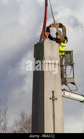 Warrington, Cheshire, Royaume-Uni. 10 fév 2019. Afin de stabiliser les fondations autour du cénotaphe de Bridgefoot à Warrington, Cheshire, Angleterre, la suppression de la structure était nécessaire memorial Crédit : John Hopkins/Alamy Live News Banque D'Images