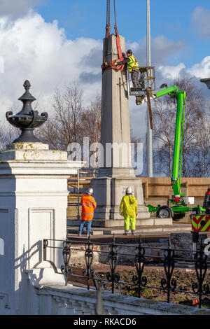 Warrington, Cheshire, Royaume-Uni. 10 fév 2019. Afin de stabiliser les fondations autour du cénotaphe de Bridgefoot à Warrington, Cheshire, Angleterre, la suppression de la structure était nécessaire memorial Crédit : John Hopkins/Alamy Live News Banque D'Images