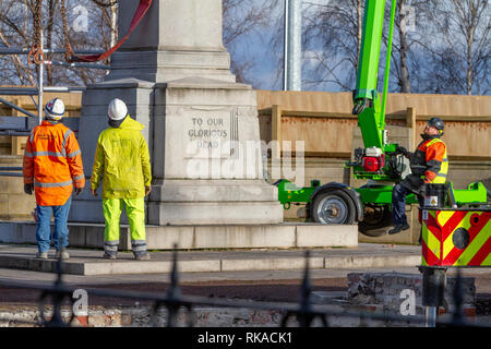 Warrington, Cheshire, Royaume-Uni. 10 fév 2019. Afin de stabiliser les fondations autour du cénotaphe de Bridgefoot à Warrington, Cheshire, Angleterre, la suppression de la structure était nécessaire memorial Crédit : John Hopkins/Alamy Live News Banque D'Images