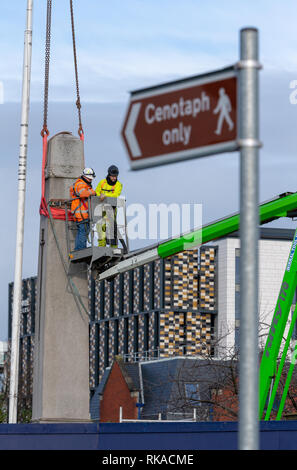 Warrington, Cheshire, Royaume-Uni. 10 fév 2019. Afin de stabiliser les fondations autour du cénotaphe de Bridgefoot à Warrington, Cheshire, Angleterre, la suppression de la structure était nécessaire memorial Crédit : John Hopkins/Alamy Live News Banque D'Images