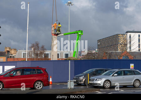 Warrington, Cheshire, Royaume-Uni. 10 fév 2019. Afin de stabiliser les fondations autour du cénotaphe de Bridgefoot à Warrington, Cheshire, Angleterre, la suppression de la structure était nécessaire memorial Crédit : John Hopkins/Alamy Live News Banque D'Images