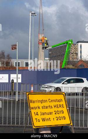 Warrington, Cheshire, Royaume-Uni. 10 fév 2019. Afin de stabiliser les fondations autour du cénotaphe de Bridgefoot à Warrington, Cheshire, Angleterre, la suppression de la structure était nécessaire memorial Crédit : John Hopkins/Alamy Live News Banque D'Images