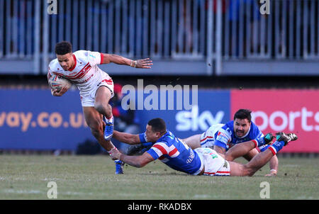 Belle Vue, Wakefield, Royaume-Uni. 10 fév, 2019. Super League rugby Betfred, Wakefield Trinity contre St Helens ; Regan grâce de St Helens bat un plaquage de Reece Lyne de Wakefield Trinity avec Justin Horo de Wakefield Trinity a proximité : Action Crédit Plus Sport/Alamy Live News Banque D'Images