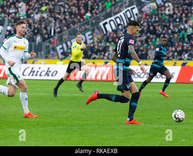 Sports, football, Bundesliga 2018/2019 Borussia Moenchengladbach, vs Hertha BSC Berlin 0-3, stade Borussia Park, scène du match, f.l.t.r. Elvedi Nico (MG), arbitre Martin Petersen, Selke Davie (Hertha Berlin), Salomon Kalou (Hertha Berlin), DFL RÈGLEMENT INTERDIT TOUTE UTILISATION DES PHOTOGRAPHIES COMME DES SÉQUENCES D'IMAGES ET/OU QUASI-vidéo Banque D'Images