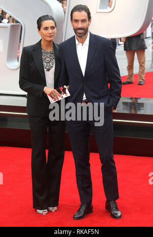 Londres, Angleterre, Royaume-Uni - MAI 27 - Robert Pires et Jessica Lemarie-Pires assister à "espion" première Européenne à l'Odeon Leicester Square le 27 mai 2015 à Lon Banque D'Images