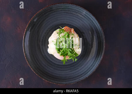 Avec Sandwich œuf poché, saumon fumé et fromage décoré de la roquette Banque D'Images