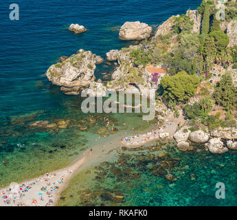 Vue panoramique sur l'Isola Bella à Taormine, province de Messine, dans le sud de l'Italie. Banque D'Images