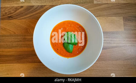 Close up of a self made vegan soupe de tomate dans un bol blanc Banque D'Images