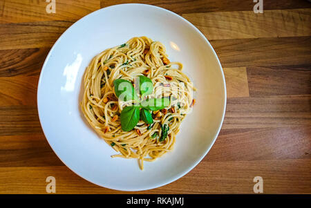 Close up of self made vegan du spaghetti avec les noix, les épinards Banque D'Images