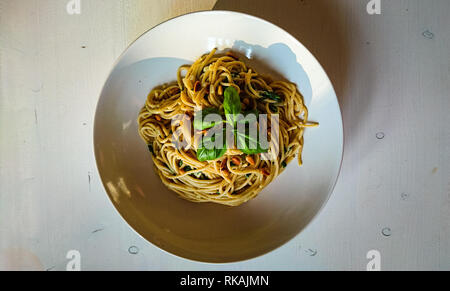 Close up of self made vegan du spaghetti avec les noix, les épinards Banque D'Images