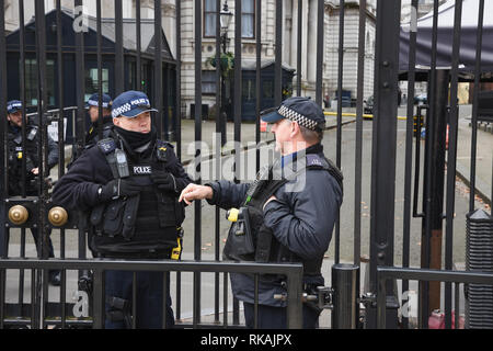Les agents de police armés,entrée de 10 Downing Street, Whitehall, London.UK Banque D'Images