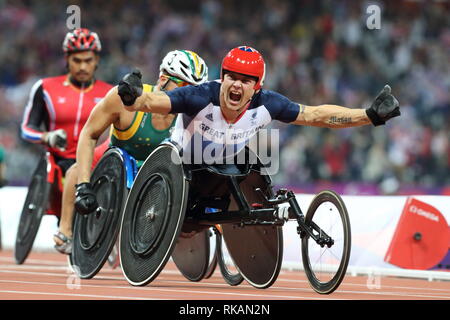 2 Septembre, 2012 ; Londres, Royaume-Uni ; David Weir de Grande-bretagne de joie sur la ligne d'arrivée alors qu'il traverse pour gagner la médaille d'or dans l'épreuve du 5000 m Hommes T54 pendant la Finale des Jeux Paralympiques de 2012 à Londres au Stade Olympique. Crédit obligatoire : Paul Cunningham Banque D'Images