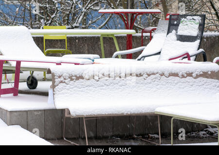 Meubles de jardin couvert de neige Banque D'Images