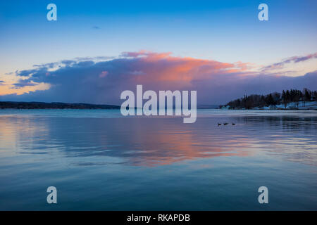 Les nuages se forment plus de Skaneateles Lake, Skaneateles, une destination populaire dans la région des lacs Finger de l'État de New York, USA. Banque D'Images