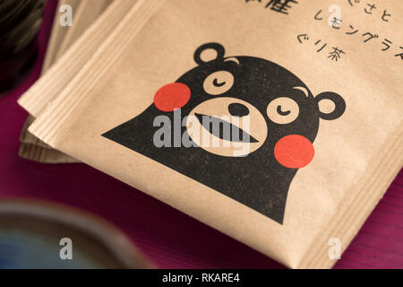 Kumamoto, Japon - 28 janvier 2019 : Papier sacs de thé avec l'ours mascotte Kumamon, de la préfecture de Kumamoto.La série de séismes qui ont ravagé Kumamot Banque D'Images