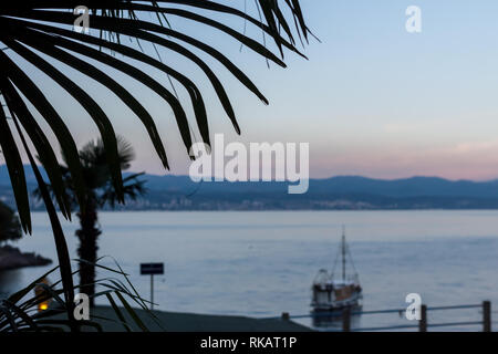 Coucher du soleil au bord de mer en Croatie vue depuis Terrasse Banque D'Images