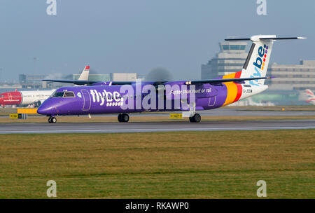 Flybe, Bombardier, DASH 8, Q400, G-taxying JEDW à l'aéroport de Manchester pour le décollage Banque D'Images