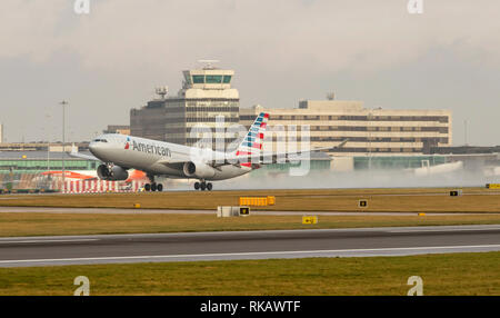 American Airlines Airbus A330-243, N IT291AY décolle à l'aéroport de Manchester Banque D'Images