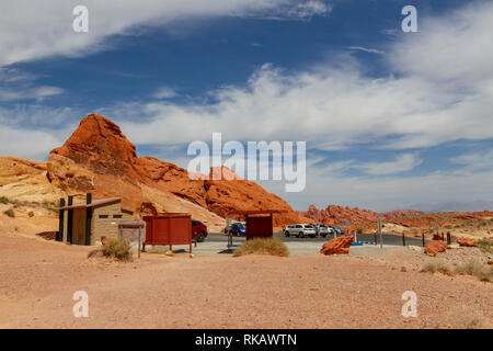 La zone de parking dans la zone de coupoles blanches de la Vallée de Feu State Park, Overton, Nevada, United States. Banque D'Images