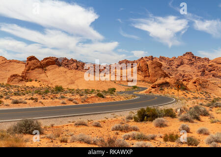 Une partie de la route panoramique à travers le parc national de la Vallée de Feu, Nevada, United States. Banque D'Images