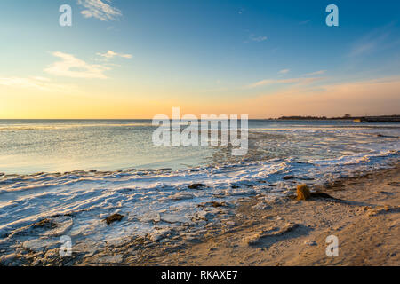 Paysage d'hiver sur la mer Baltique. Soir d'hiver froid à Jastarnia. La Pologne. Banque D'Images