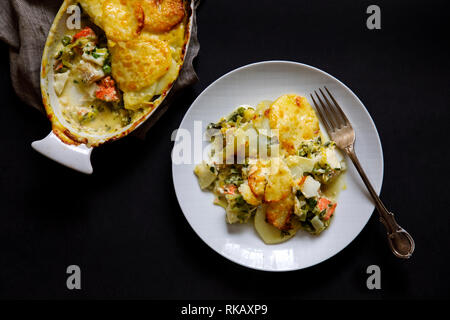 Tarte aux pommes de terre en tranches de poisson avec garniture Banque D'Images