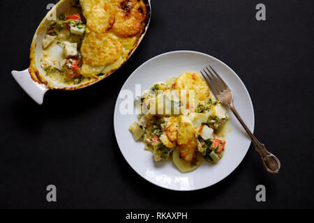 Tarte aux pommes de terre en tranches de poisson avec garniture Banque D'Images