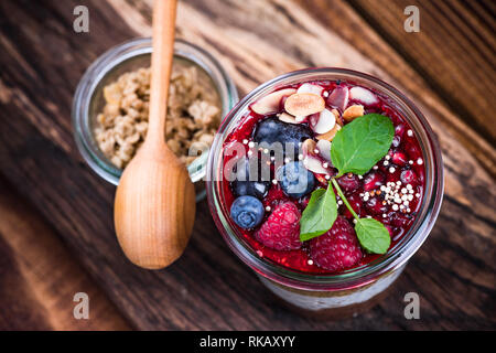 Un brunch sain avec des fruits et granola, servi dans un bocal. Banque D'Images