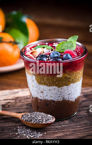 En bonne santé fait maison brunch en pot servi avec des graines de chia. Banque D'Images