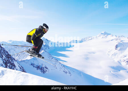 Jumping saut à ski alpin avec de hautes montagnes Banque D'Images