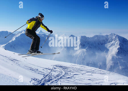 Jumping saut à ski alpin avec de hautes montagnes Banque D'Images
