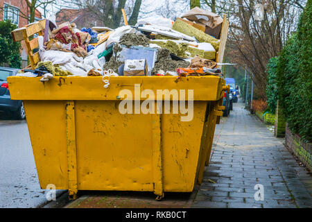 Grand récipient plein de déchets encombrants, concept de recyclage, énorme tas d'ordures Banque D'Images