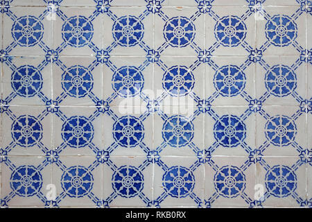 Old Weathered Portugais Azulejo bleu carreaux de céramique sur le mur extérieur d'un bâtiment Banque D'Images
