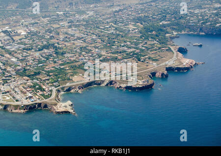 Vue aérienne de la pointe rocheuse autour de Terrasini dans le district de Palerme en Sicile. Au milieu est le quartier historique de Torre Alba, tour de défense côtière Banque D'Images