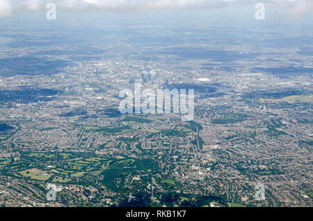 Vue aérienne à travers le sud-est de Londres à Crystal Palace en bas de l'image, Dulwich College en bas à gauche et les gratte-ciel de l'Hôtellerie Banque D'Images