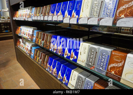 Sélection de couleur chocolat Lindt dans un magasin à Sienne Banque D'Images