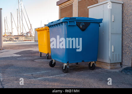 Des poubelles. Le bleu et le jaune des conteneurs de recyclage. Banque D'Images