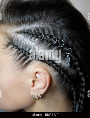 Une fille de cheveux tressés en amorces, cheveux blancs tissé en tresses, des filles Banque D'Images