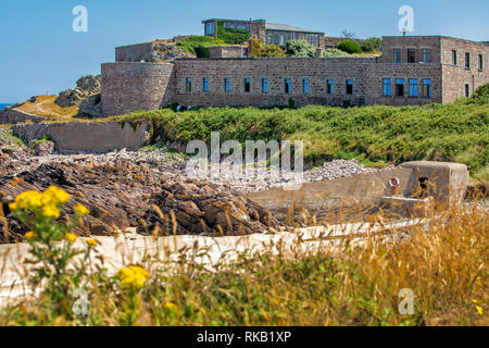 Fort Corblets et plage à proximité et bunker allemand sur Alderney Banque D'Images