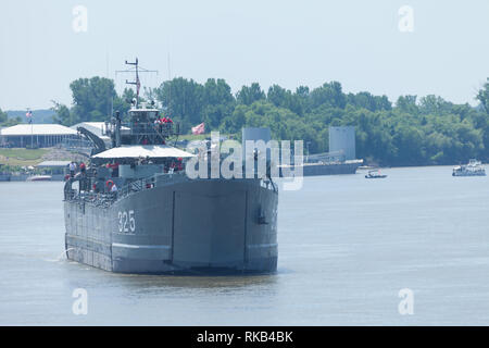 Evansville, Indiana, USA - 25 juin 2016 : les Shriners Fest Air Show, USS LST-325 guerre mondiale deux landing ship tank manuvers performants dans la rivière Ohio du Banque D'Images