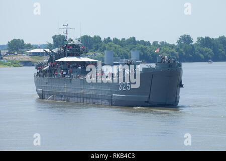 Evansville, Indiana, USA - 25 juin 2016 : les Shriners Fest Air Show, USS LST-325 guerre mondiale deux landing ship tank manuvers performants dans la rivière Ohio du Banque D'Images