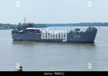 Evansville, Indiana, USA - 25 juin 2016 : les Shriners Fest Air Show, USS LST-325 guerre mondiale deux landing ship tank manuvers performants dans la rivière Ohio du Banque D'Images