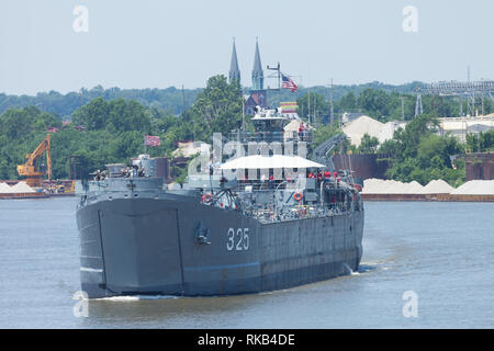 Evansville, Indiana, USA - 25 juin 2016 : les Shriners Fest Air Show, USS LST-325 guerre mondiale deux landing ship tank manuvers performants dans la rivière Ohio du Banque D'Images