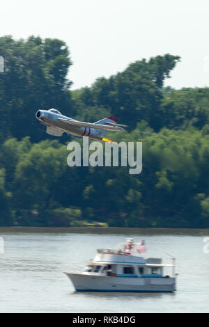 Evansville, Indiana, USA - 25 juin 2016 : les Shriners Fest Air Show, MiG-17 effectuant un faible niveau rapide survol de la rivière Ohio Banque D'Images