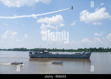 Evansville, Indiana, USA - 25 juin 2016 : les Shriners Fest Air Show, USS LST-325 guerre mondiale deux landing ship tank manuvers performants dans la rivière Ohio du Banque D'Images