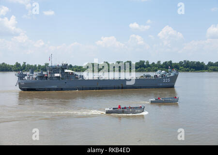 Evansville, Indiana, USA - 25 juin 2016 : les Shriners Fest Air Show, USS LST-325 guerre mondiale deux landing ship tank manuvers performants dans la rivière Ohio du Banque D'Images