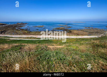 Voir l'ouest le long de la côte d'Alderney, surplombant la baie de Fort Tourgis Clonque. Banque D'Images